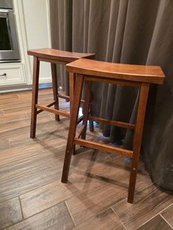 Saddle seat bar stools