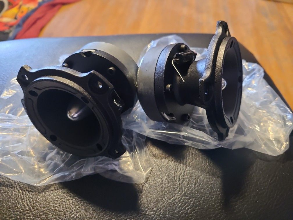 Kicker Subwoofers, Pioneer, Gravity, Phoenix Gold, Alpine Type R, JBL