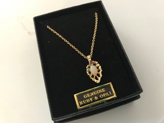 Necklace Ronte Of Beverly Hills Gold Tone Chain 18” Genuine Opal. Ruby Boxed