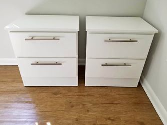 Two Nightstands / Dos Mesitas de Noche 