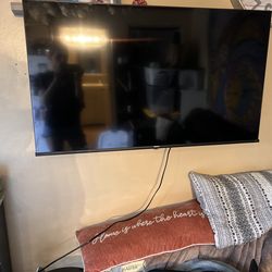 Hisense flatscreen - With Wall Mount 👍🏼