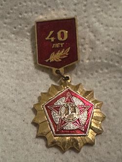 Soviet 40 Years of Victory Commemorative Pin USSR State Awards & Memorabilia