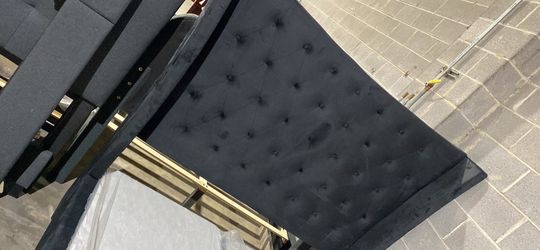 Queen bed NeW