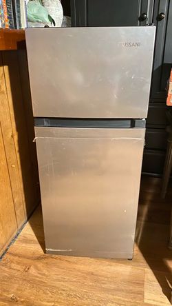 Vissani Mini Fridge with Top Freezer