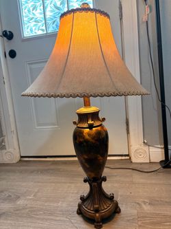 Beautiful lamp for sale! 🛋️✨