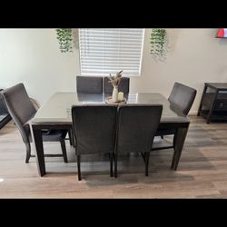 Dinning Room Table Almost New 