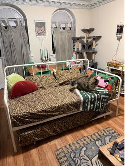 Twin XL Daybed with 2 Mattresses/Trundle
