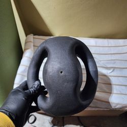 Golds  Gym Work Out Weight Training  Gym Medicine Ball  8 Lb  . Used Excellent