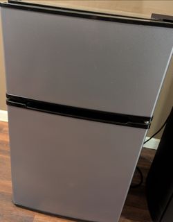Refrigerator mini 3.2 https://offerup.com/redirect/?o=Y3UuZnQub25l Year old