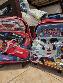 Rolling backpacks for kids like new (11"x 14"x 6"), $10 each/Mochilas con ruedas para niños como nuevas 11"x 14"x 6" $10 c/u