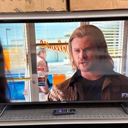 HISENSE 40" LED 1080P Roku Smart TV 40H4030F4