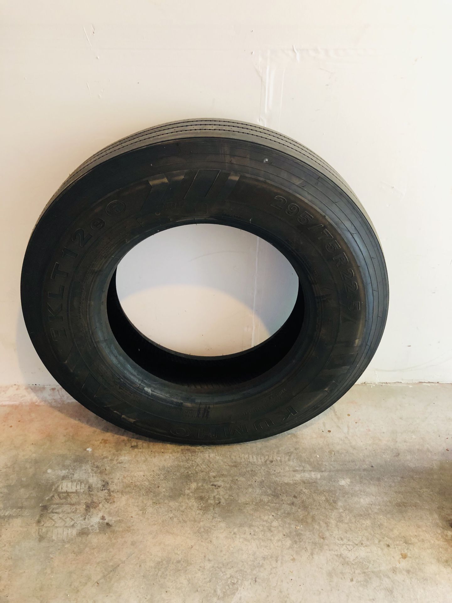 Trailer tire for sale, just 5k miles on it, size 295/75R 22.5, price 160$