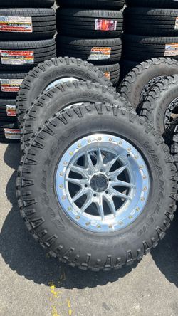 Set de rines nuevos con llantas 285/70/17 Goodyear usadas en buenas condiciones las 4 con 80% de vida