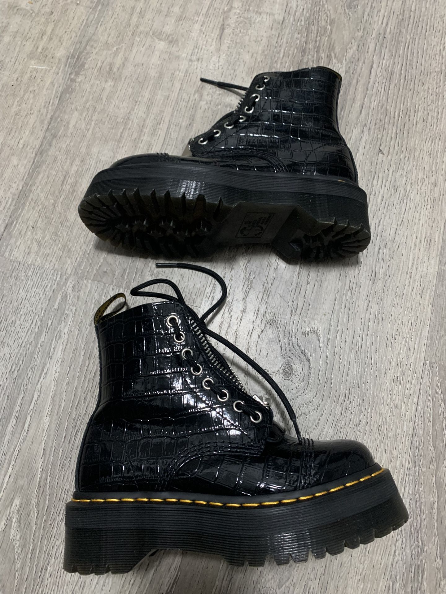 Dr Martens Women’s Zipper Boots Size 6