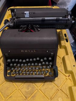 1950s? Vintage Royal Manual Typewriter