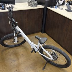White Sondors Smart Step Electric folding bike