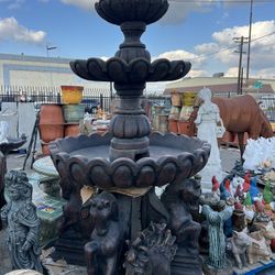 Water Fountain With Concrete Hor ses 