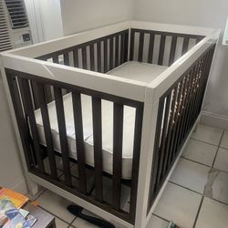 Baby crib + mattress 