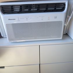 Hisense Air-conditioner  WiFi w/ Remote also Dehumidifier 