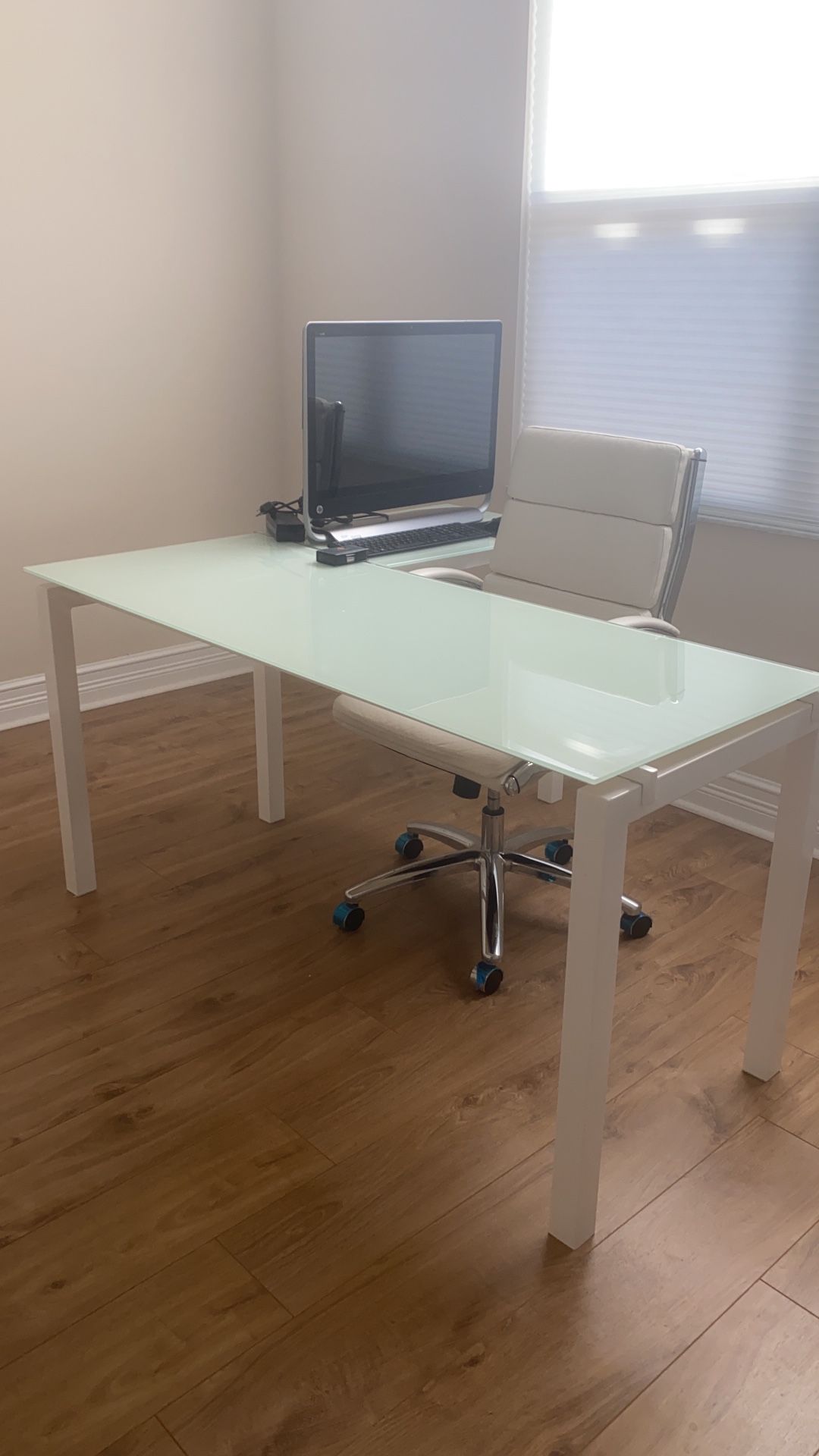 Office furniture (desk in L only)