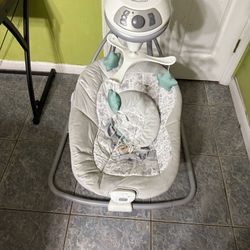 Travel  Swing And Full Size Swing Both Great Condition 75 For The Big Swing 35 For The Travel Swing. If You Take Both I’ll Take 100$