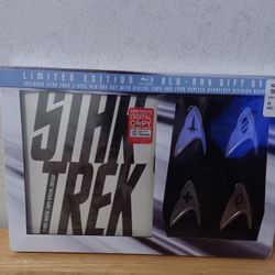 BRAND NEW Star Trek Limited Edition Gift Set w/4 Badges Blu-ray 3 disc

