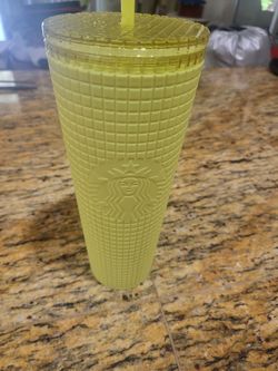 🌟 Starbucks Yellow Studded Cold Cup Tumbler – 24 oz – With Lid & Straw 🌟