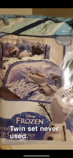 Frozen twin set never used