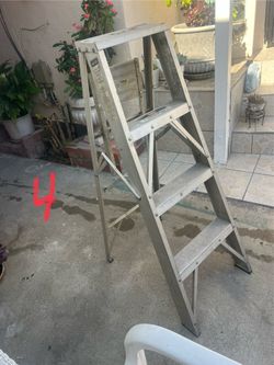 Escalera de cuatro pies de aluminio, preferentes, condiciones