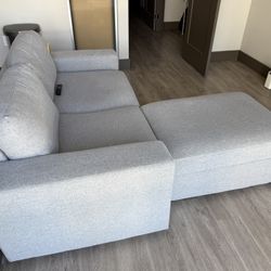 🛋️ Modern Light Gray Sectional Sofa w/ Chaise - $90