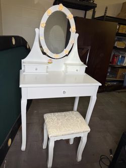 Girls vanity with swivel mirror and chair