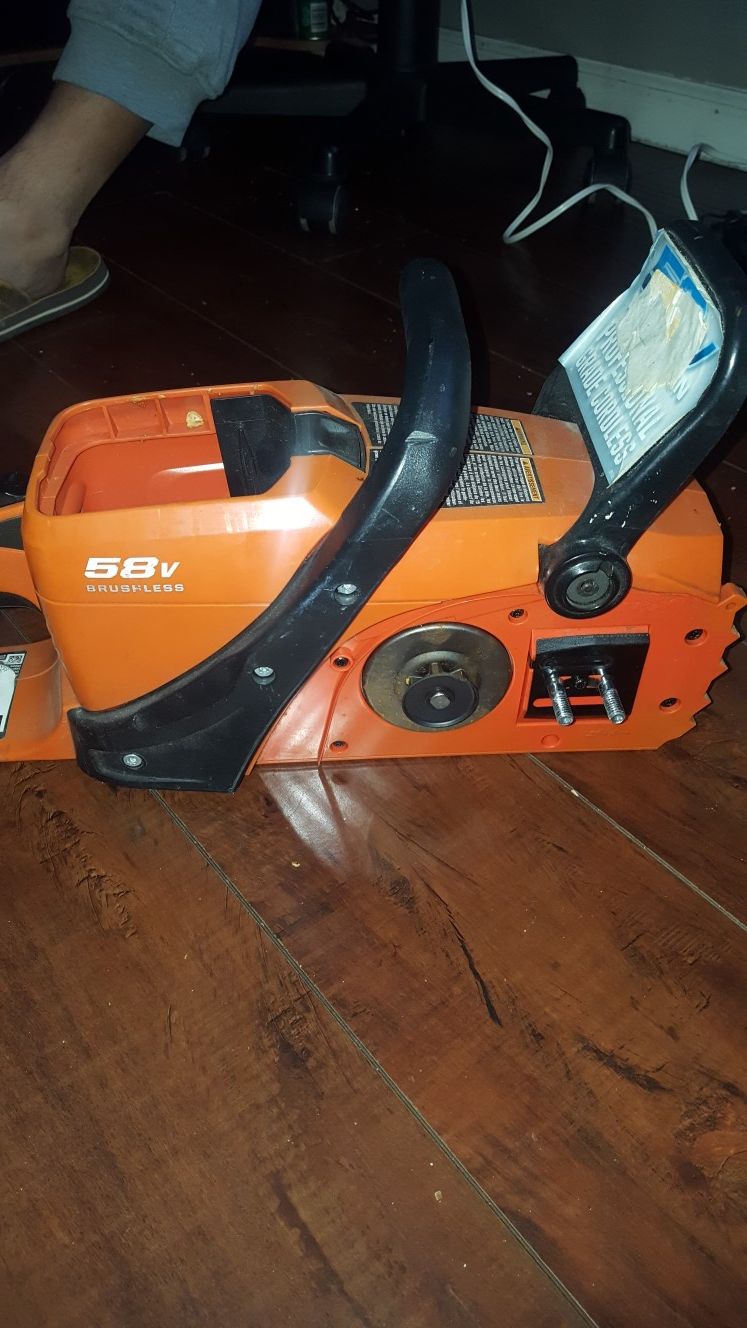 Echo Chainsaw For Parts no baterry and charger