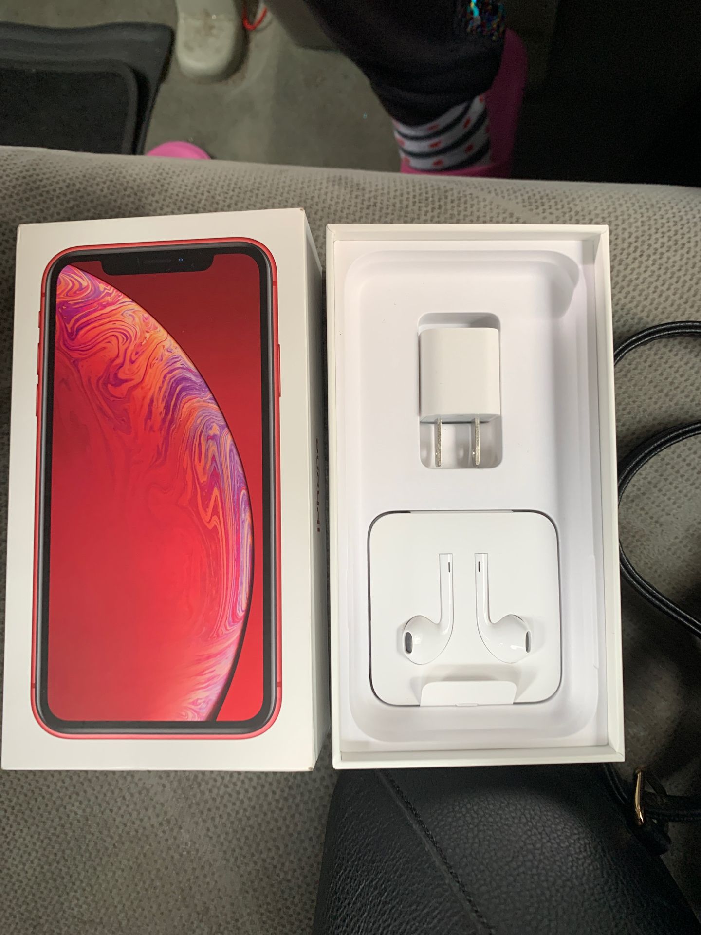 IPHONE XR unlocked no scratches will deliver if close by 10$ if far 20$