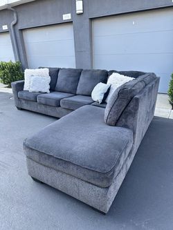 Like NEW gray  Ashley’s sectional couch!!