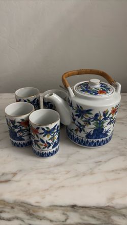 Chinese teapot and cups