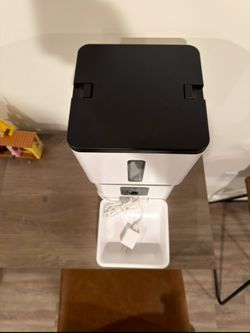 Automatic pet feeder with camera