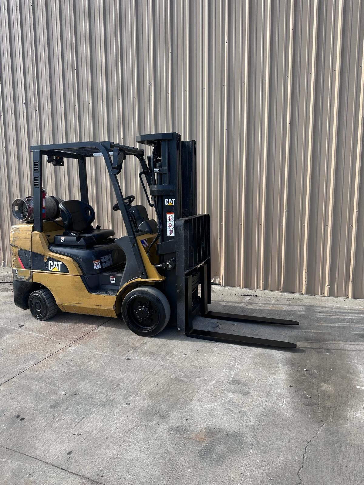 2016 Caterpillar 6000 lbs capacity forklift