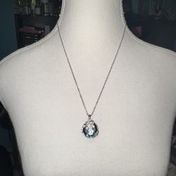 Floral Pendant Necklace 