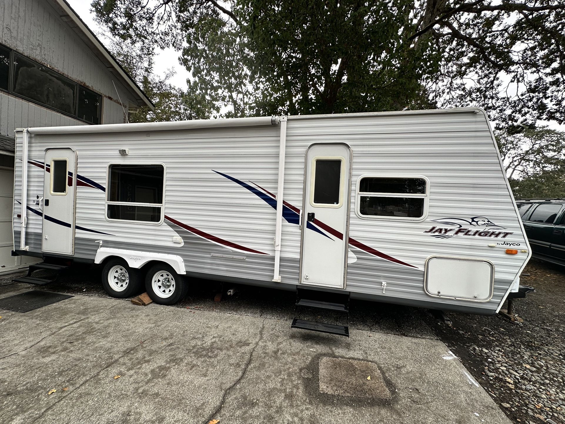 2007 Jayco 26ft Slide Out Queen Bed Extra Clean