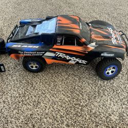 TRAXXAS SLASH RC CAR