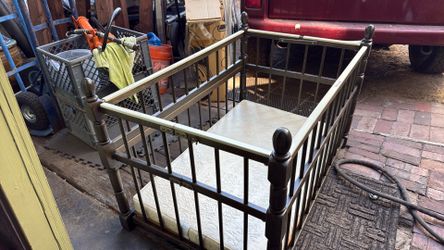 Port-a-crib - Vintage. FREE