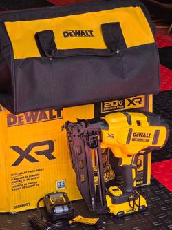 Brand New DEWALT 20V MAX XR 16-Gauge Electric Cordless Angled Finishing Nailer Kit