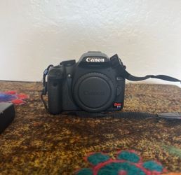 Canon EOS Rebel T1i / 500D 15.1MP DSLR Camera w/ 2 Batteries & Charger