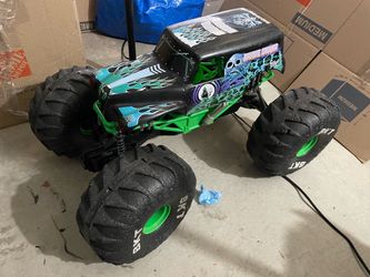 Grave Digger MEGA All-Terrain RC 1:6 Scale MONSTER Jam Truck With Lights HUGE