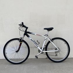 GIANT BIKE /SIZE TIRES 26” /SIZE FRAME MEDIUM 