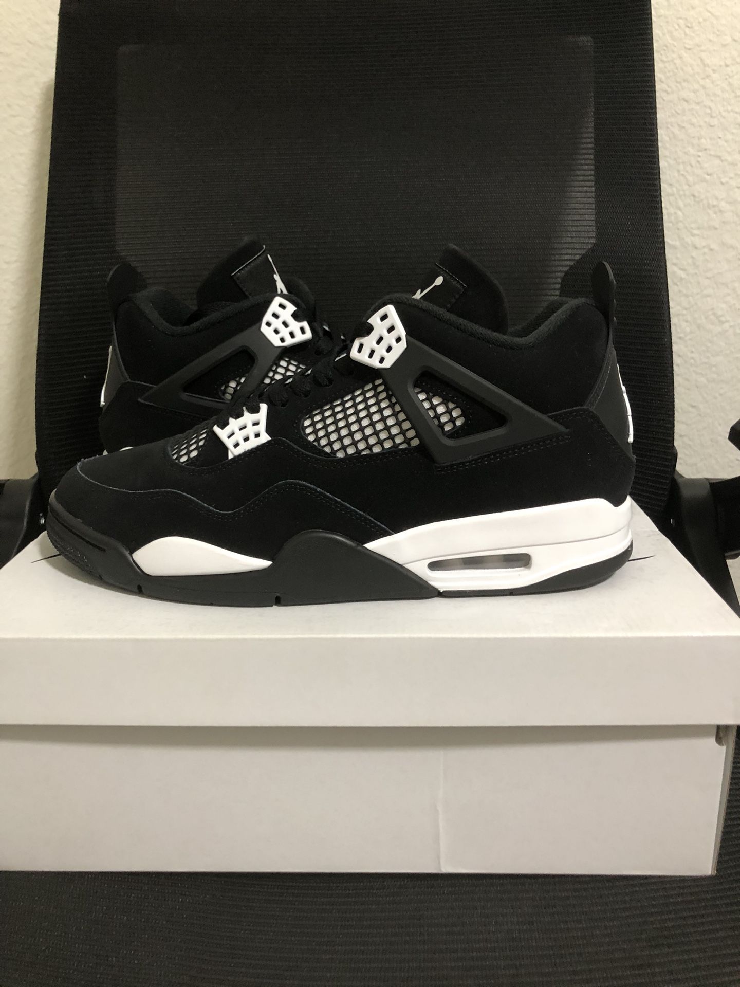 Jordan 4 “White Thunder”