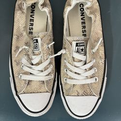 Converse All Star    Womans Shoe -Size 6