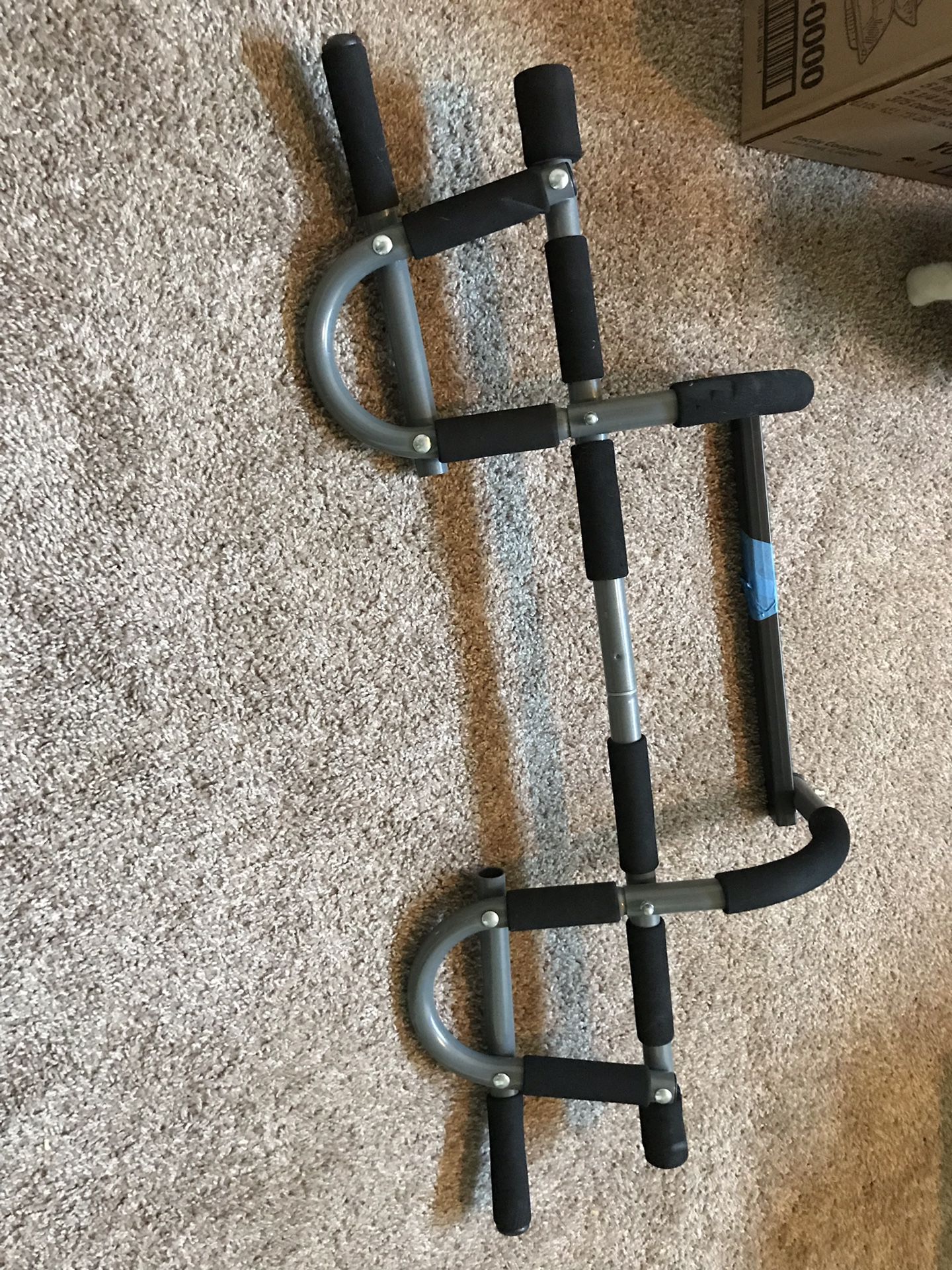 Pull up bar- fits in any door frame