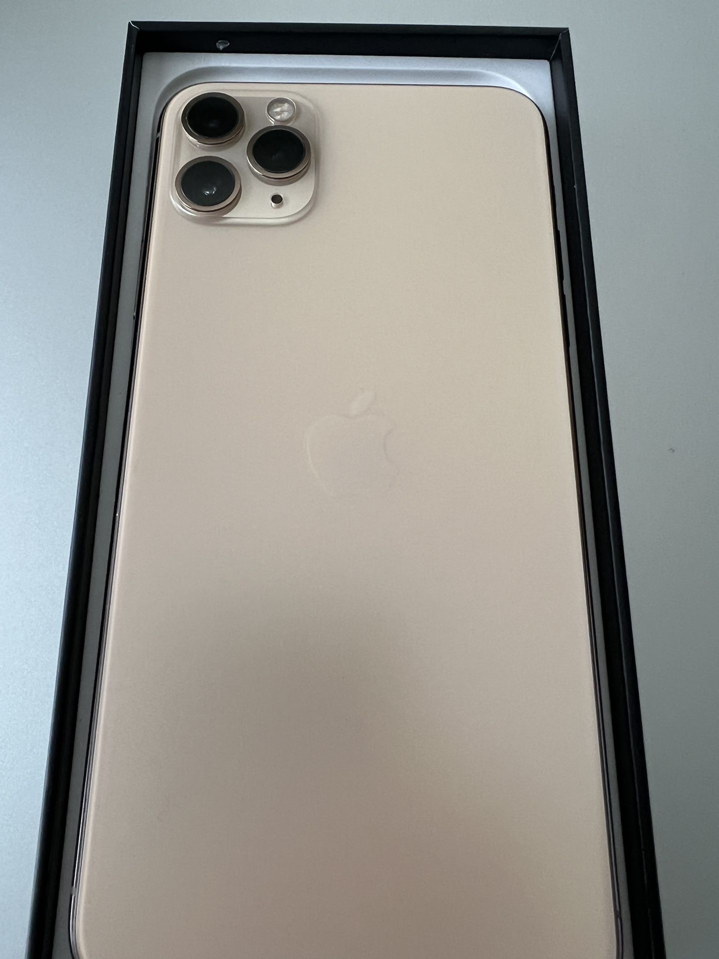 Iphone 11 Pro Max 64GB GOLD ANY CARRIER for Sale in Chula Vista 