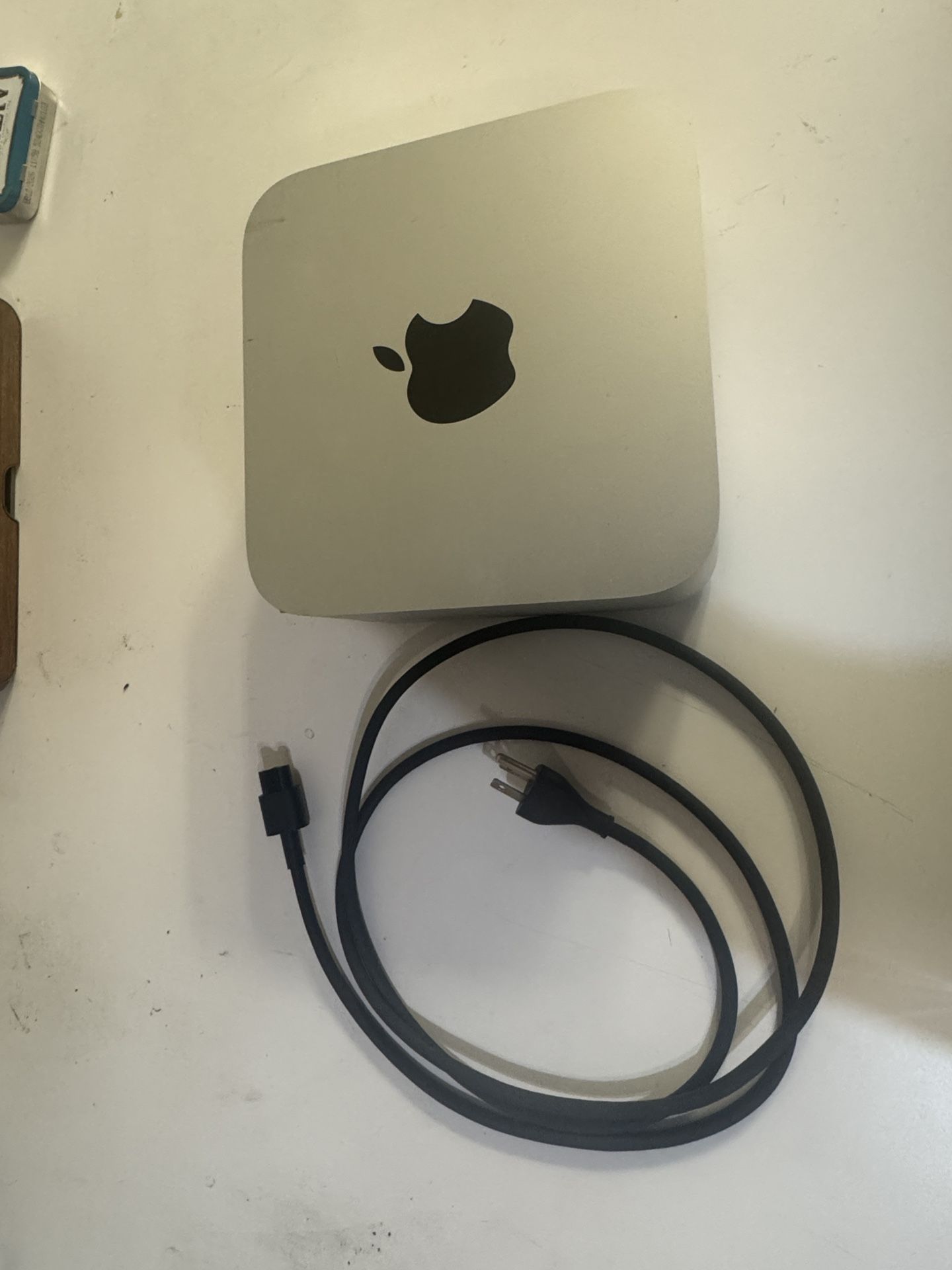 Mac Studio M1 MAX / 64 GB RAM / 512 SSD Internal (Comes w/ Trackpad and Keyboard)